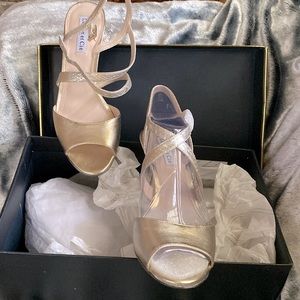 Louise et Cie platinum gold leather scrappy heels size 8. New never worn.